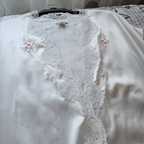 VTG NWT Barbizon White Satin Robe W/Lace Trim & Embroidered Detail READ Sz 1X - Picture 5 of 11